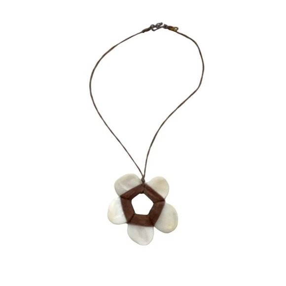 Mother of Pearl Floral Necklace - Picture 1 of 4
